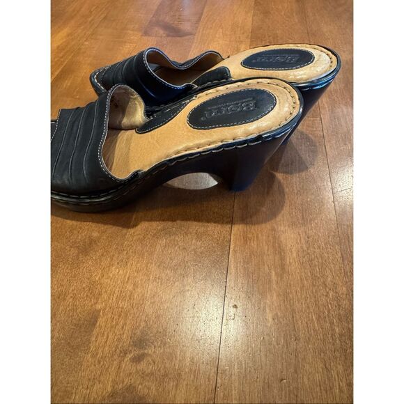 Born Women’s Black Leather Wedge Sandals Size 8 Comfort Slip On Heeled Mule - Picture 3 of 5